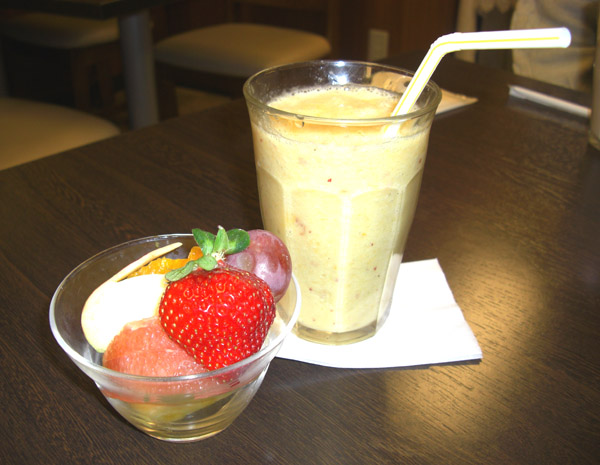 カットフルーツ小とミックスジュース